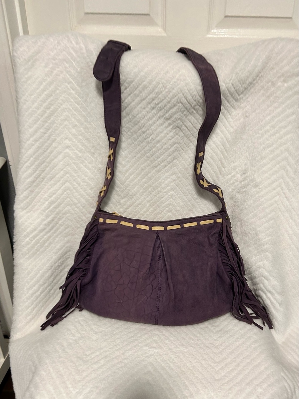MUXO Fringed Suede Shoulder Bag in Plum